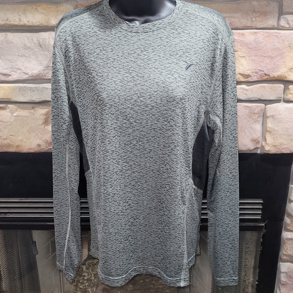 Old Navy Active long sleeve tee Size M
